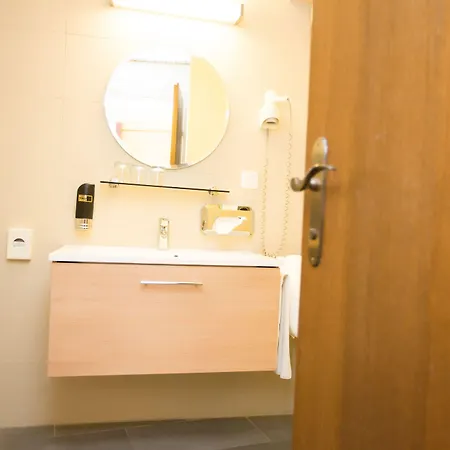 Reinisch Just 3* שווכאט